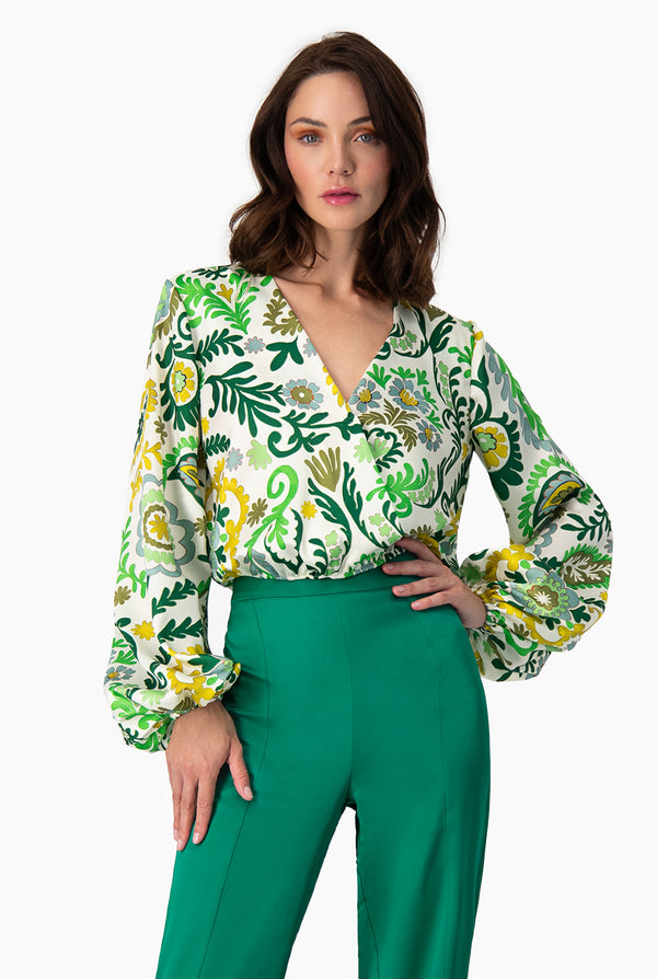 Blusa de manga larga amplia y escote en V
