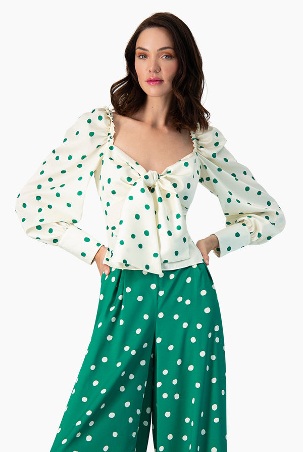 Blusa corta y amarre en pecho