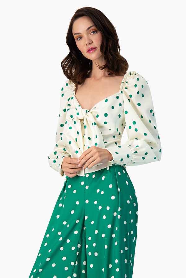 Blusa corta y amarre en pecho