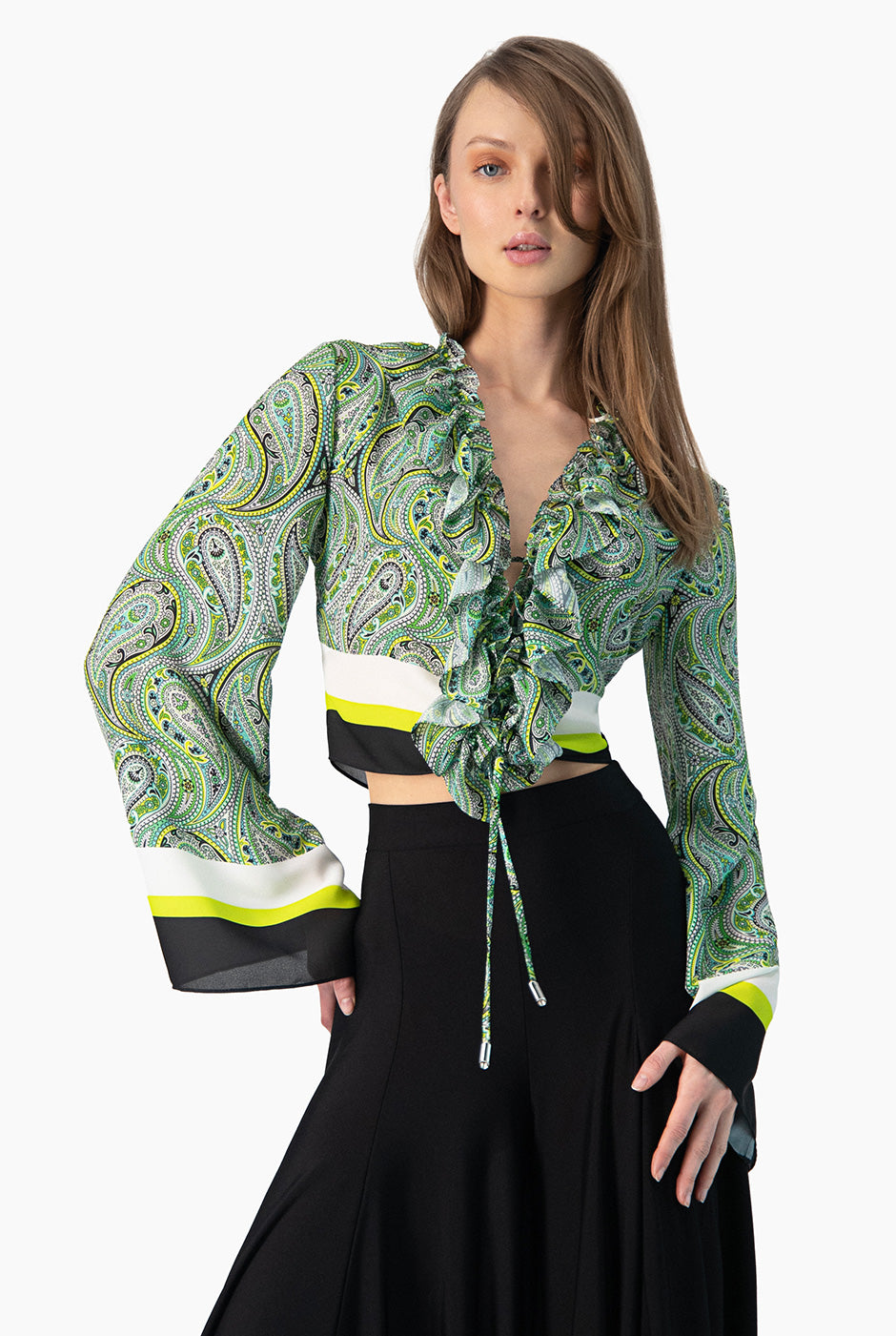 Blusa corta de manga larga acampanada