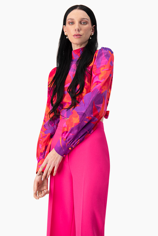 Blusa corta de manga larga con puños y cuello alto