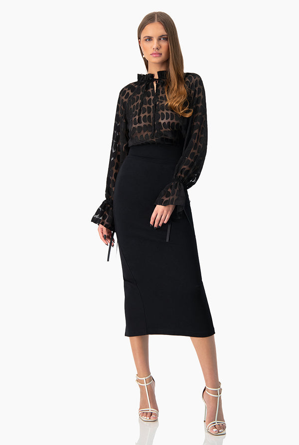 Blusa con transparencias de manga larga y cuello alto