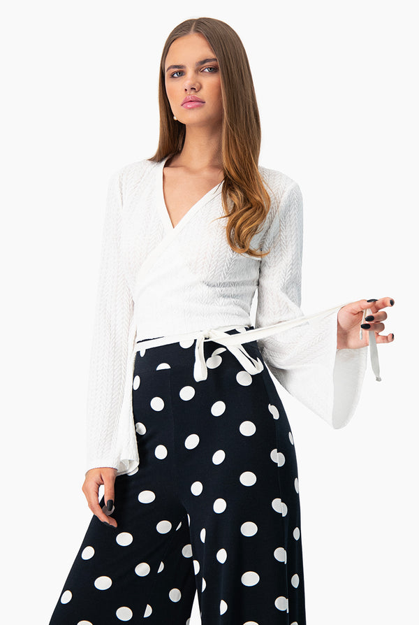 Blusa tejida con manga larga acampanada y escote en V