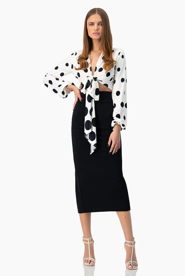 Blusa corta cruzada con estampado de lunares
