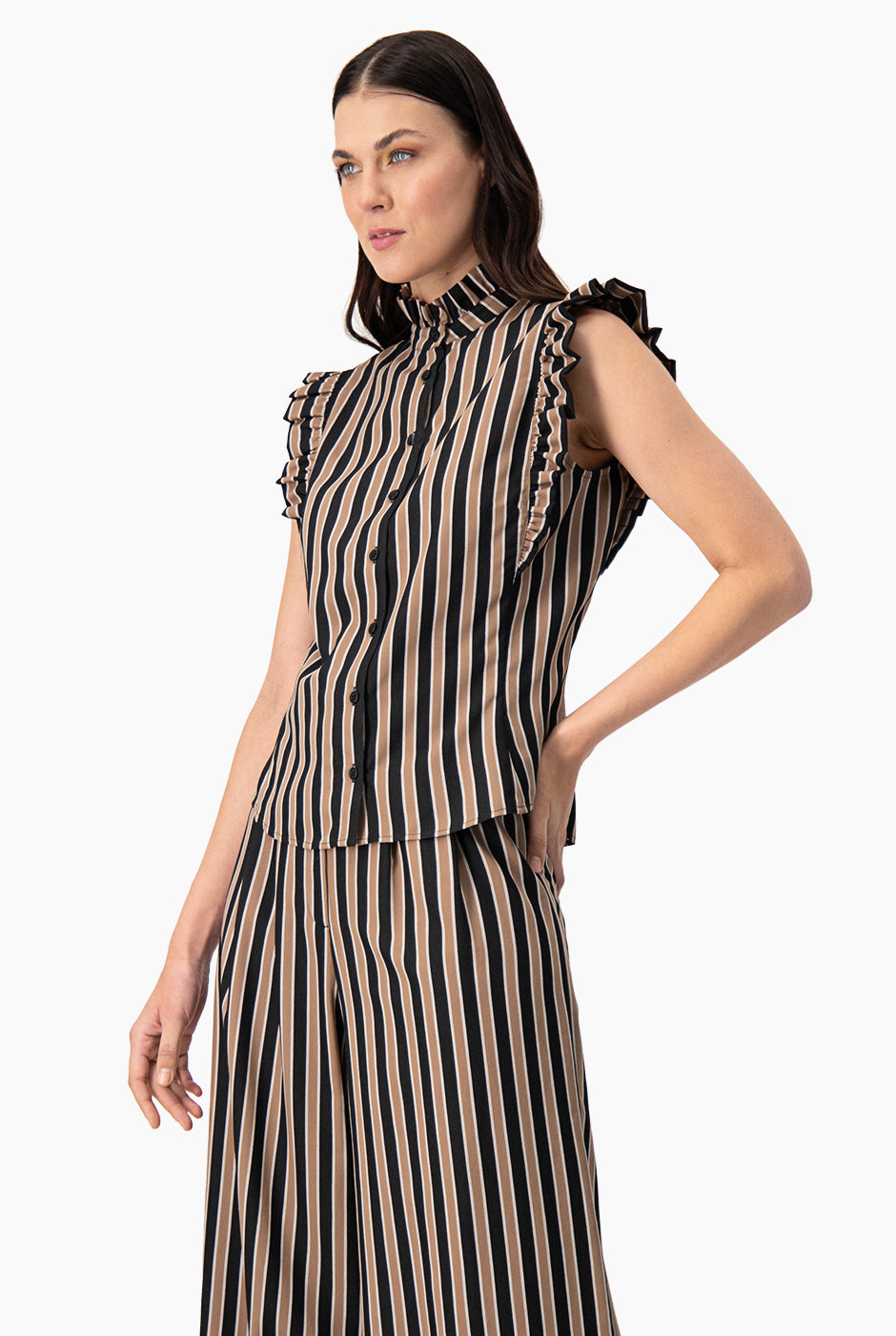 Blusa recta sin mangas y cuello alto