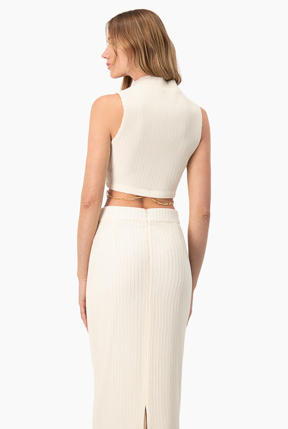 Top corto de cuello alto sin mangas y detalle de cadena