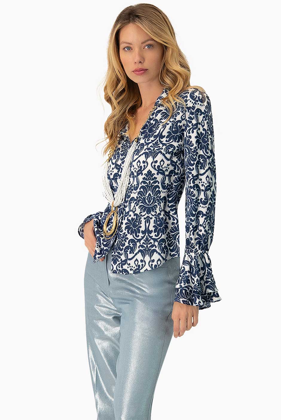 Blusa camisera de manga larga estampada en azul marino con botones frontales, marca Ivonne