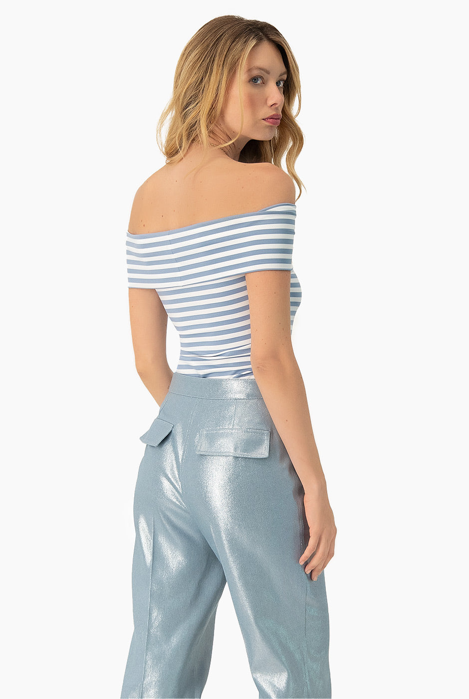 Blusa de hombros descubiertos blanca con estampado de rayas, manga corta, de la marca Ivonne