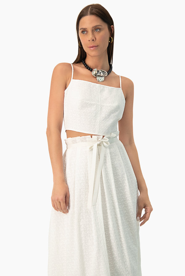Top blanco de tirante delgado