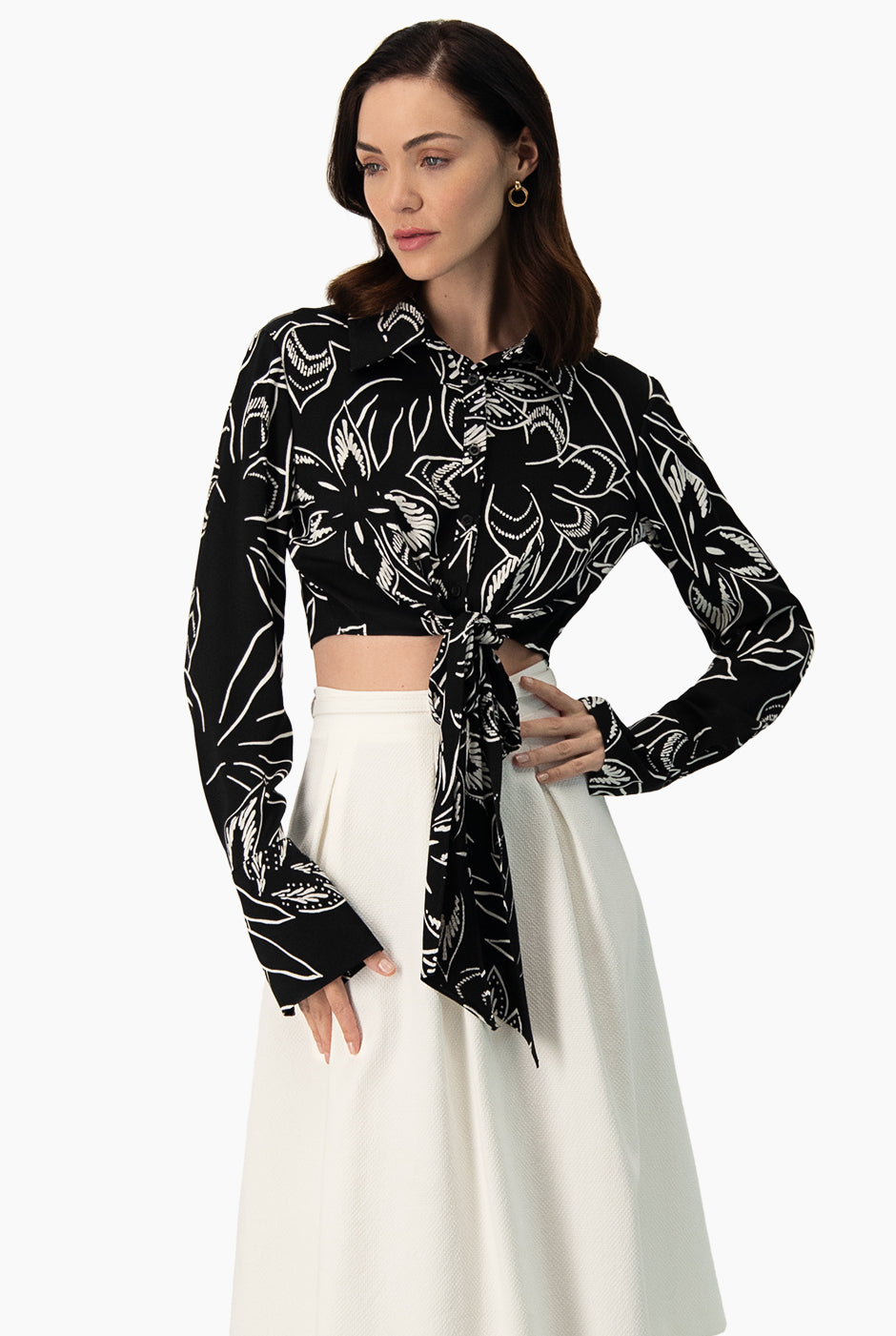 Blusa estampada negra con amarre frontal, cuello camisero y manga larga de Ivonne