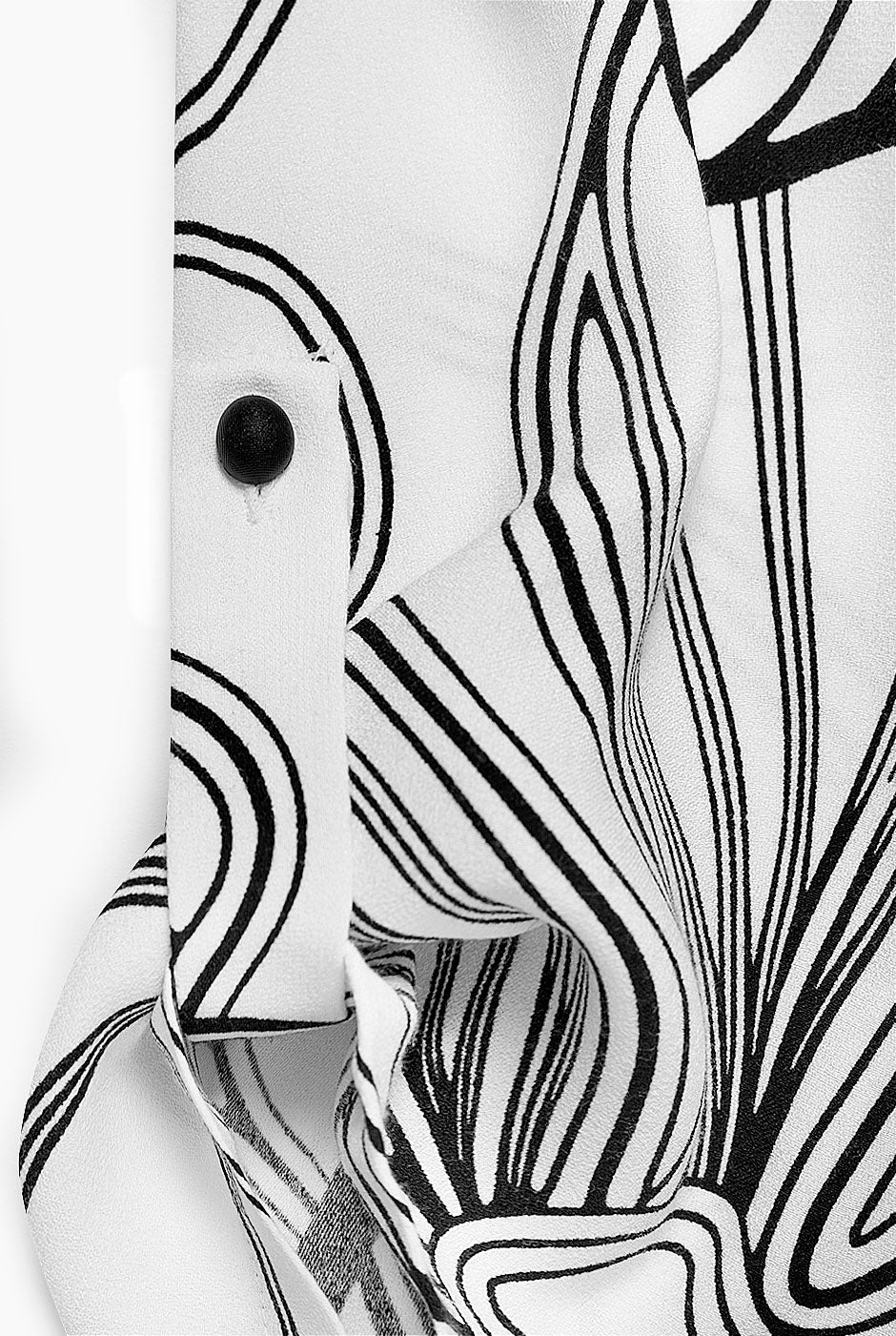 Blusa camisera blanca estampada de Ivonne con escote en V y elevadores en mangas