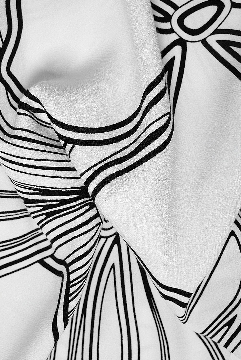 Blusa camisera blanca estampada de Ivonne con escote en V y elevadores en mangas