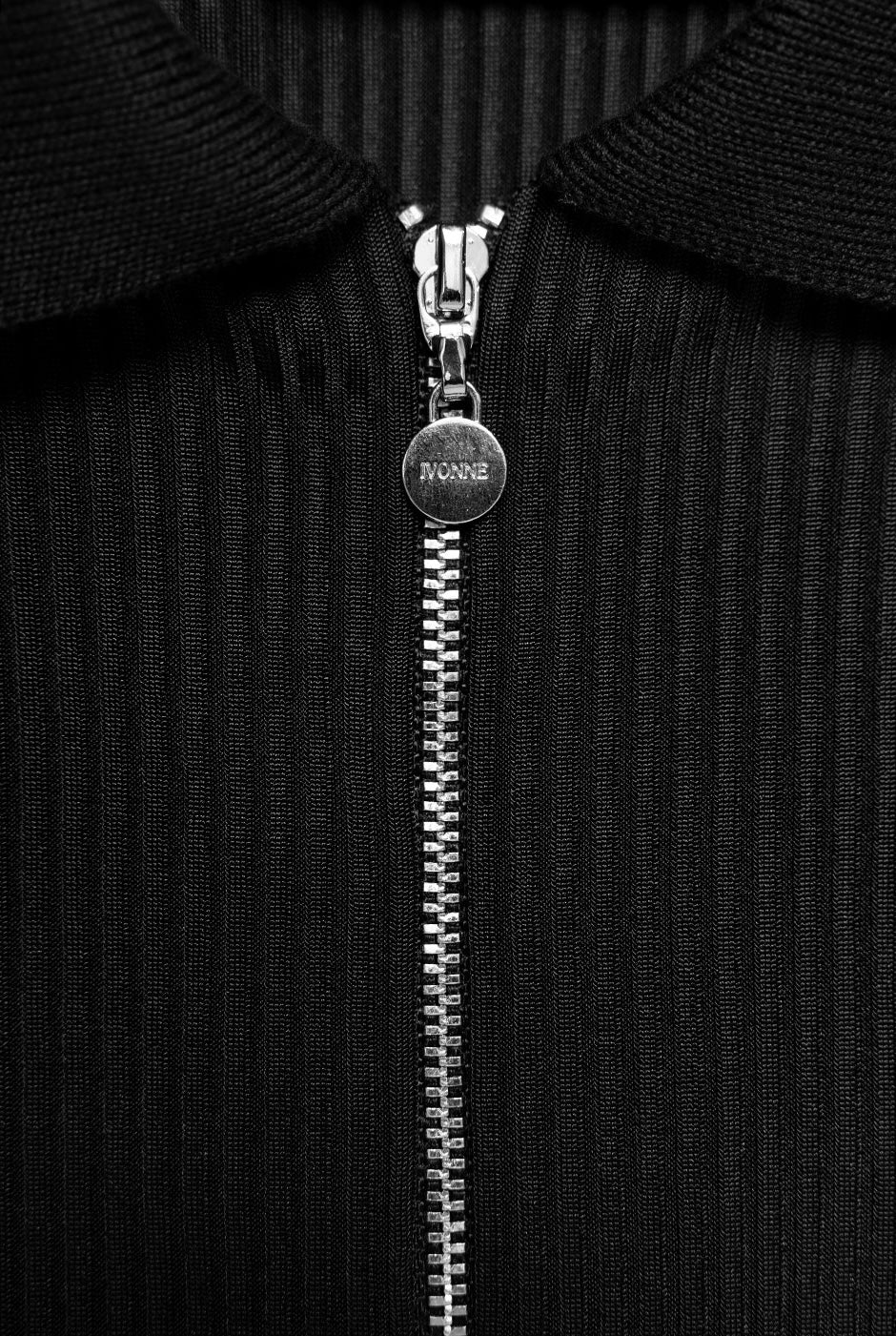 Blusa recta negra con cuello y puños de Ivonne