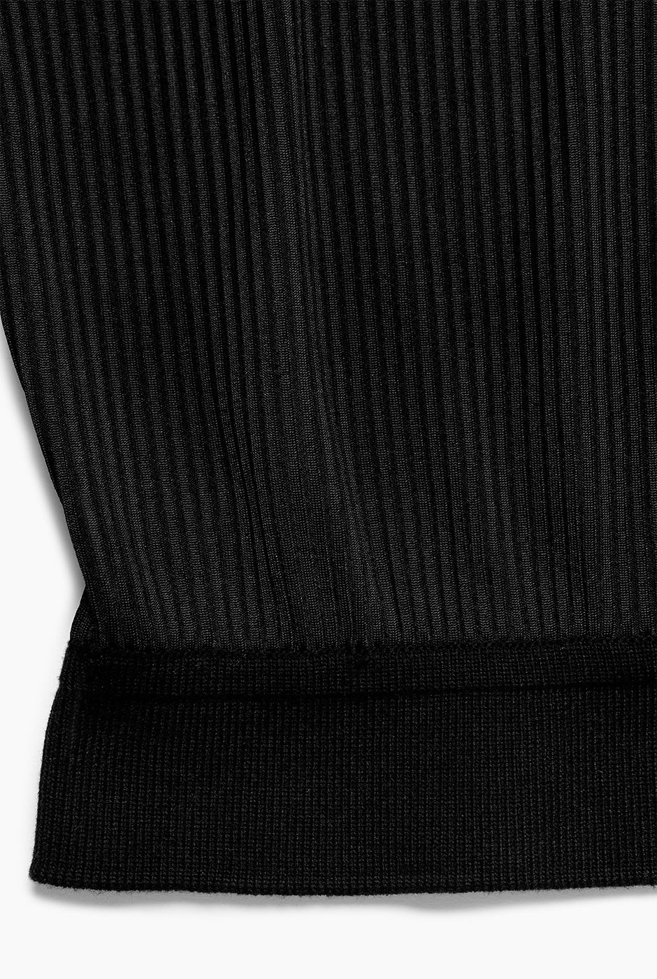 Blusa recta negra con cuello y puños de Ivonne
