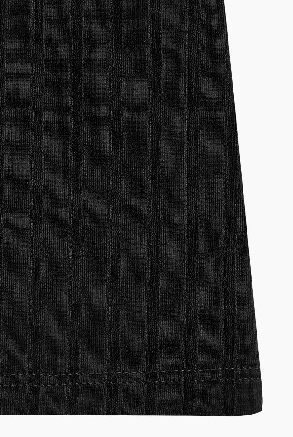 Blusa negra de hombro abullonado en tejido de canalé, diseño elegante y moderno de Ivonne