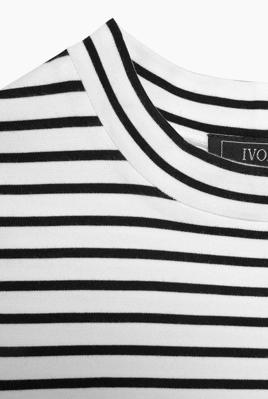 Top de cuello redondo estampado de rayas, sin mangas, en color blanco de la marca Ivonne.