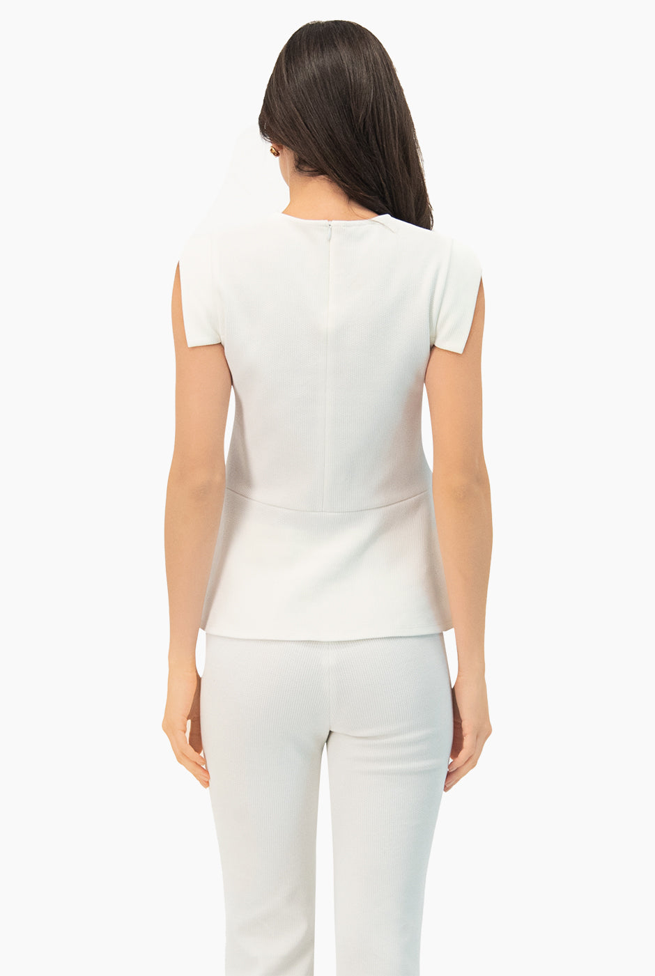 Blusa blanca sin mangas con cuello redondo