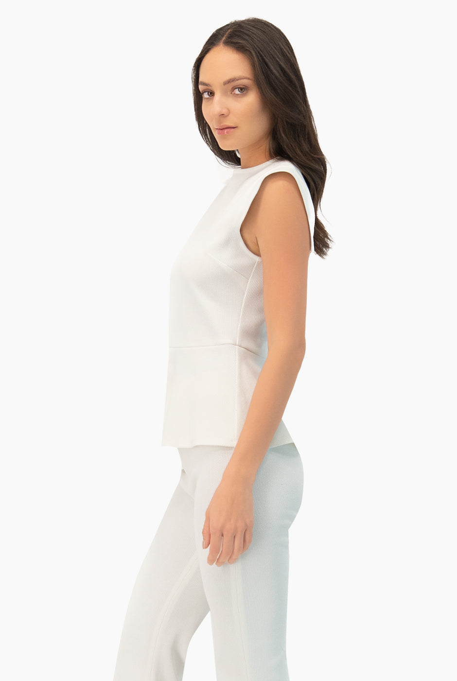 Blusa blanca sin mangas con cuello redondo