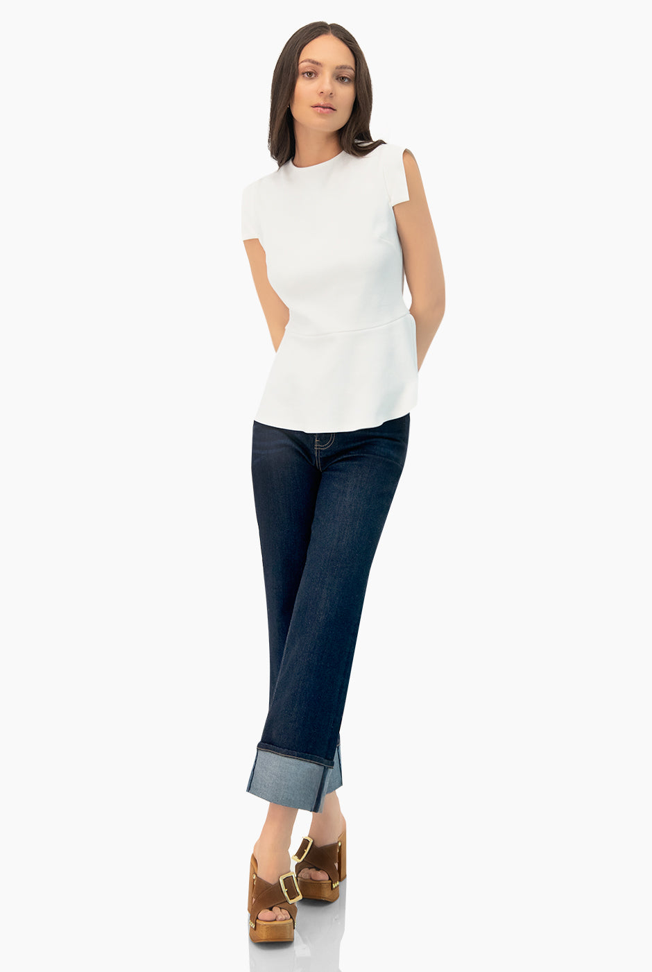 Blusa blanca sin mangas con cuello redondo