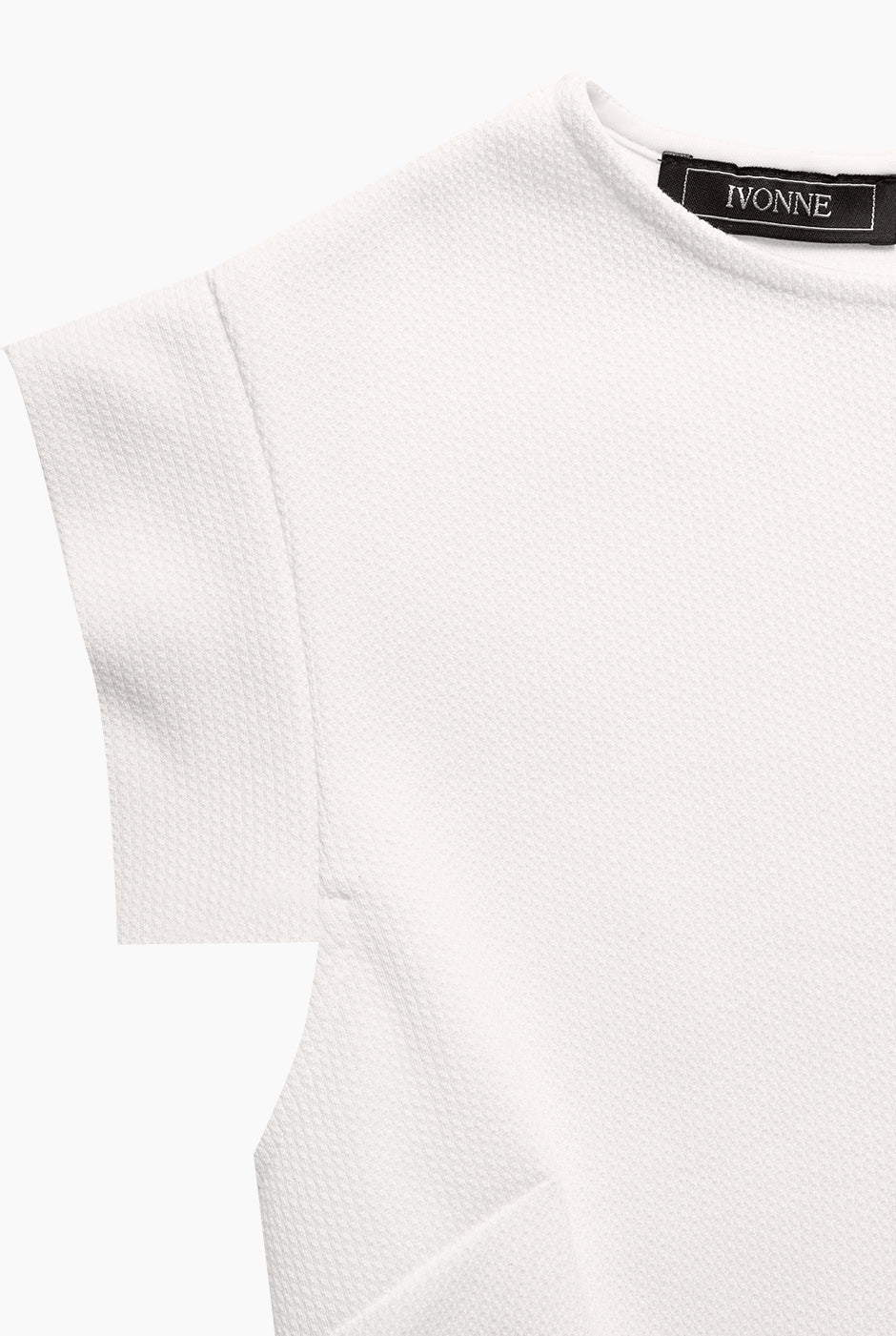 Blusa blanca sin mangas con cuello redondo