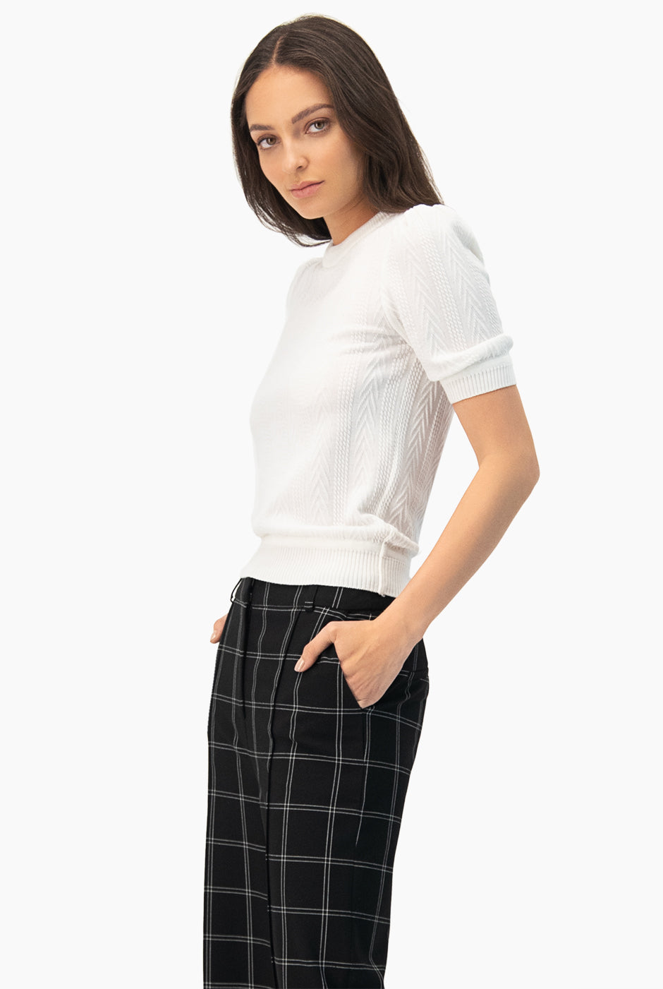 Blusa recta blanca tejida, manga corta y cuello redondo.