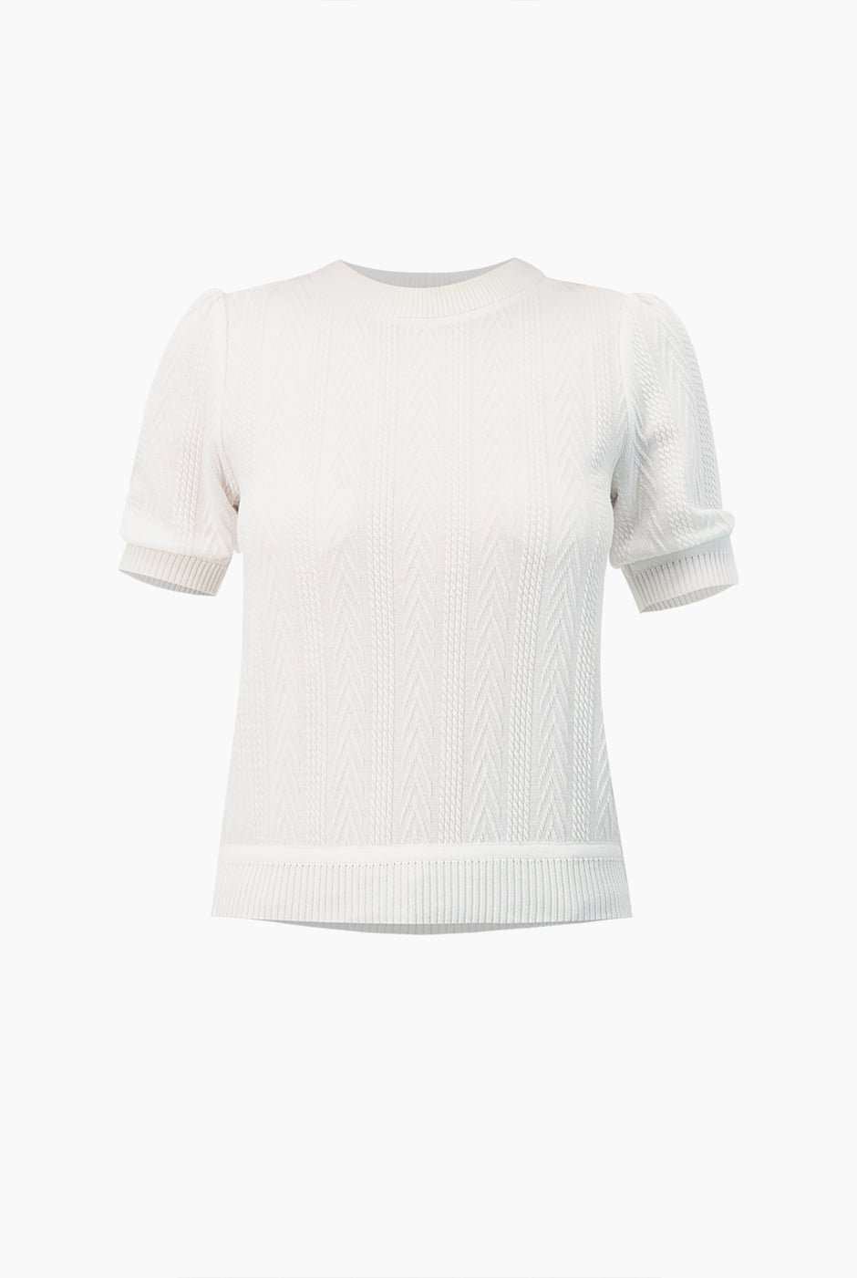 Blusa recta blanca tejida, manga corta y cuello redondo.