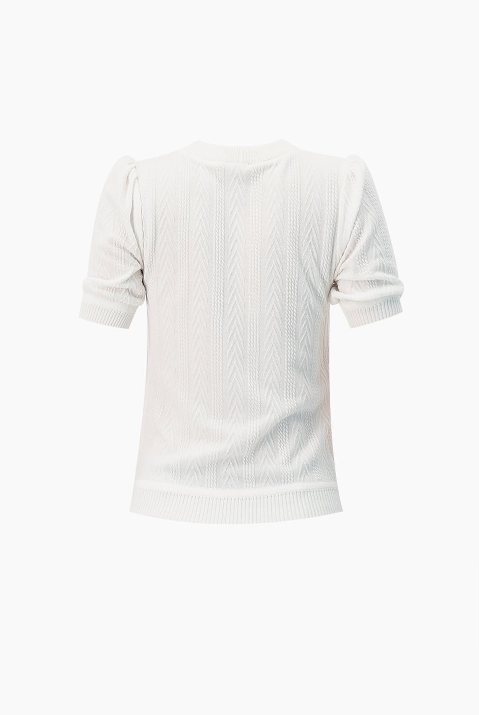 Blusa recta blanca tejida, manga corta y cuello redondo.