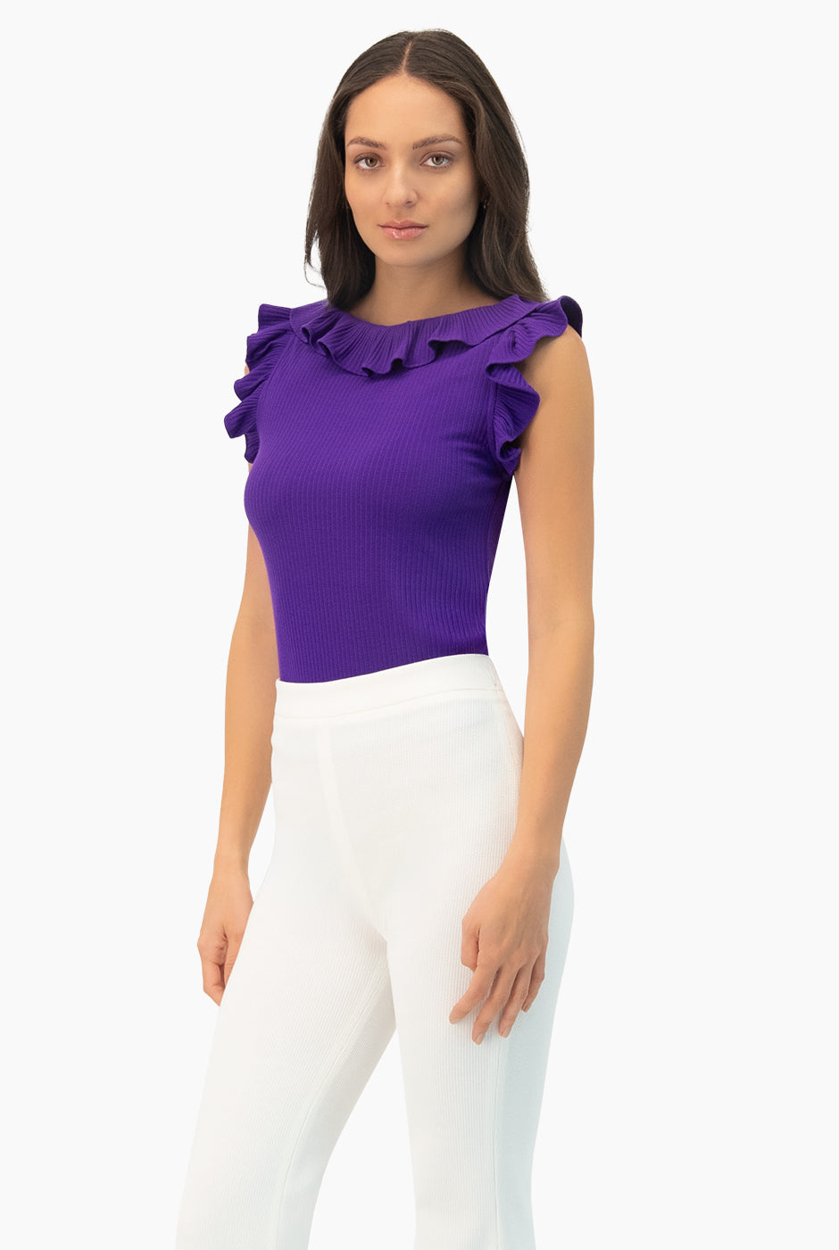 Blusa morada de escote redondo con olanes en sisa