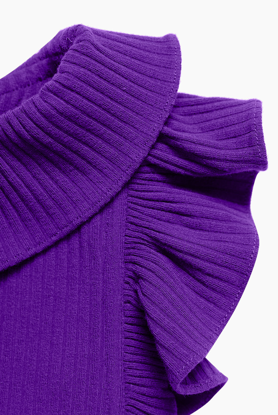 Blusa morada de escote redondo con olanes en sisa