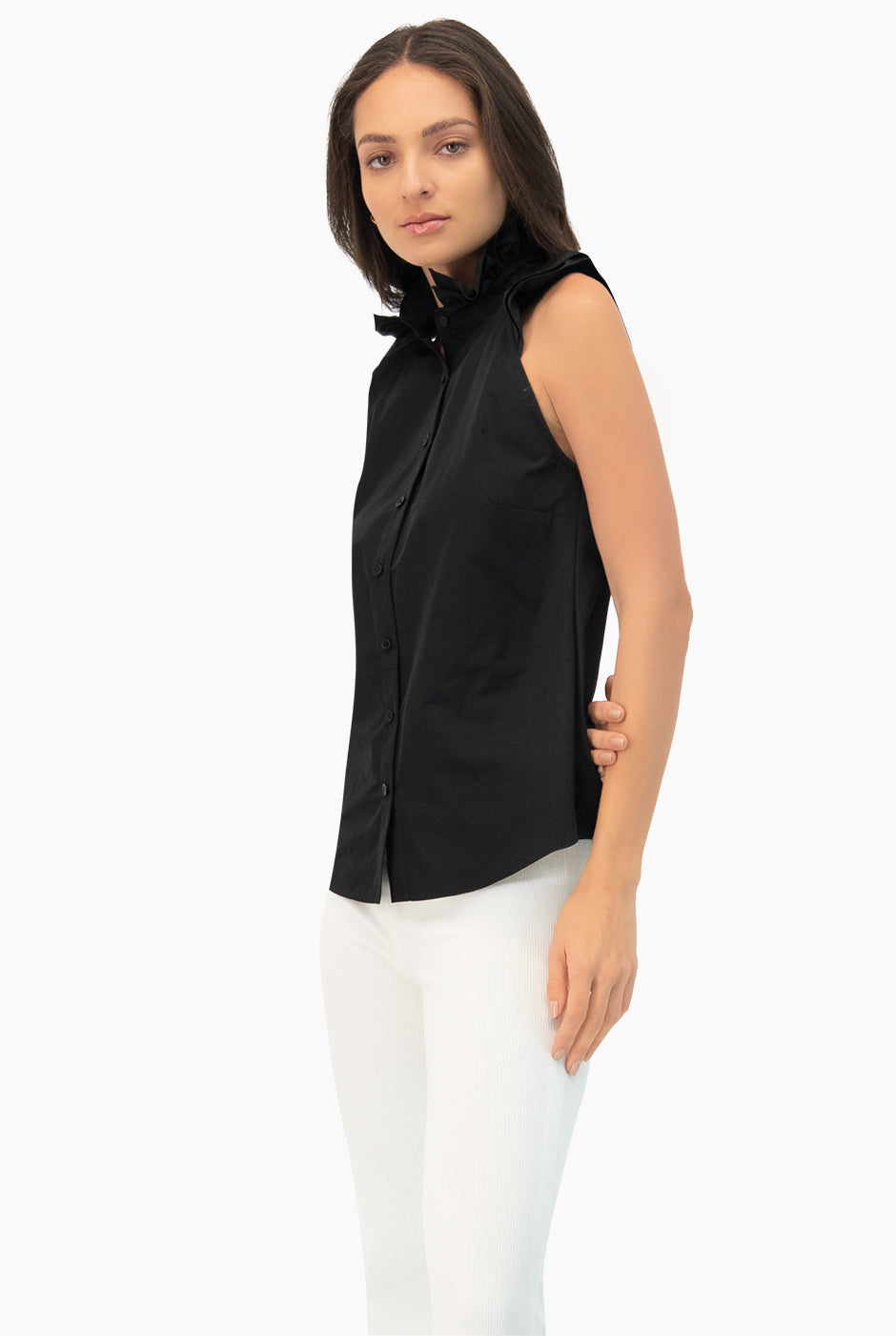 Blusa negra de cuello alto con botones frontales