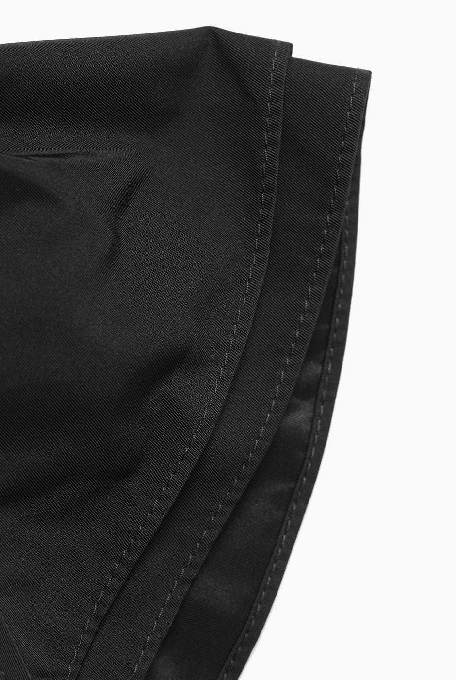Blusa negra de cuello alto con botones frontales