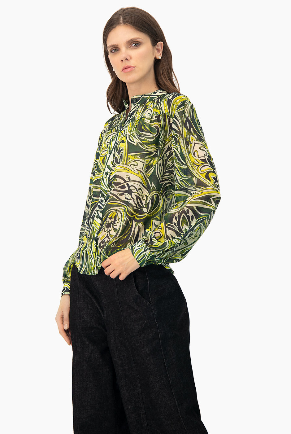Blusa verde estampada con cuello redondo y botones frontales.