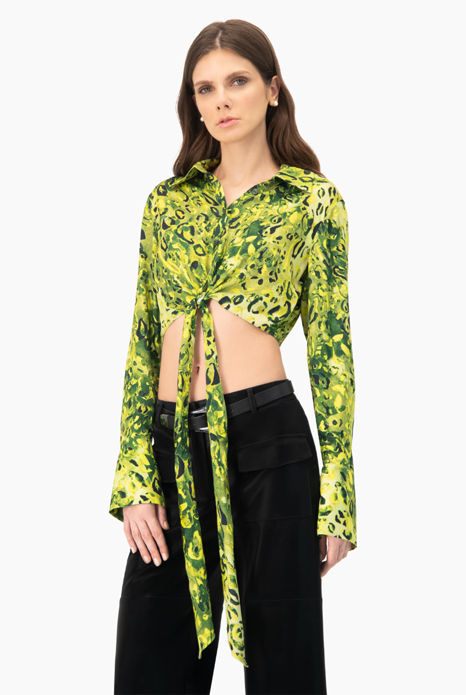 Blusa verde estampada con nudo frontal y mangas largas