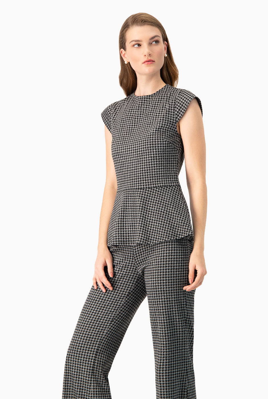Blusa peplum estampada negra con mangas tipo cap y cuello redondo