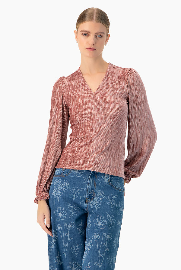 Blusa plisada de escote en V