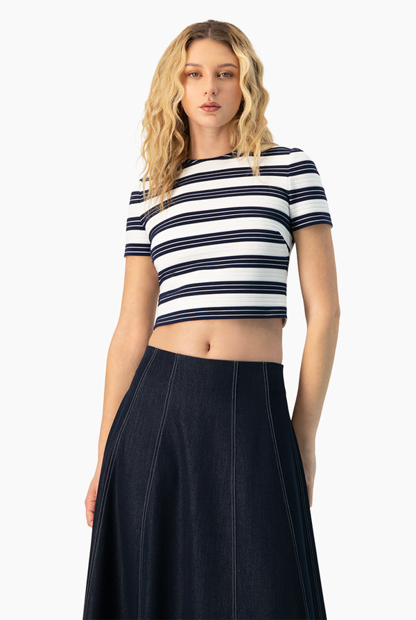 Blusa corta y cuello redondo