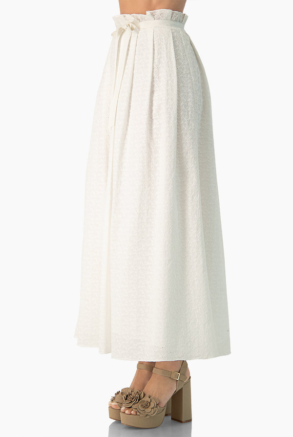 Maxi falda en tono blanco con cinta