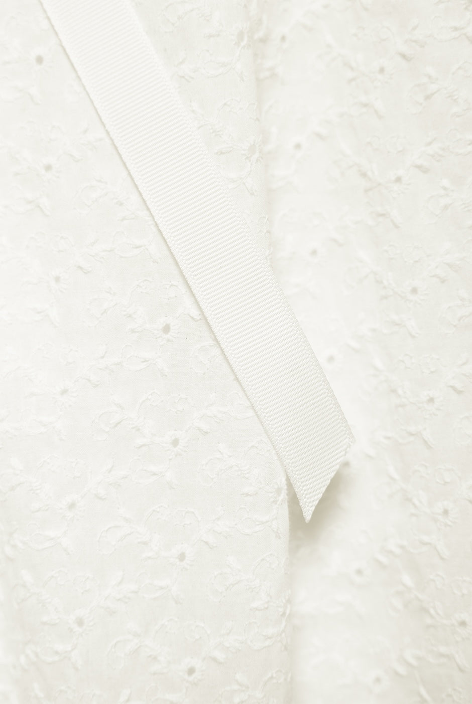 Maxi falda blanca con cinta de Ivonne, elegante y sofisticada.