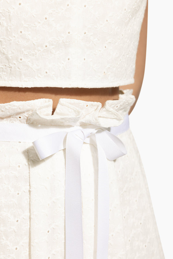 Maxi falda en tono blanco con cinta
