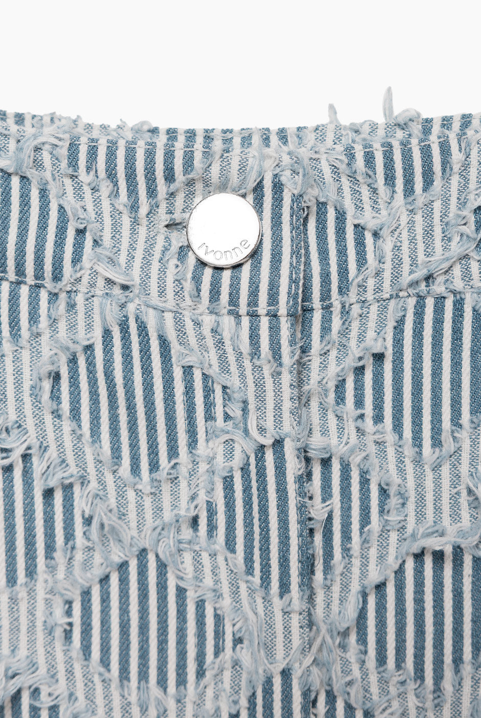 Pantalón recto de pierna amplia azul con detalles deshilachados