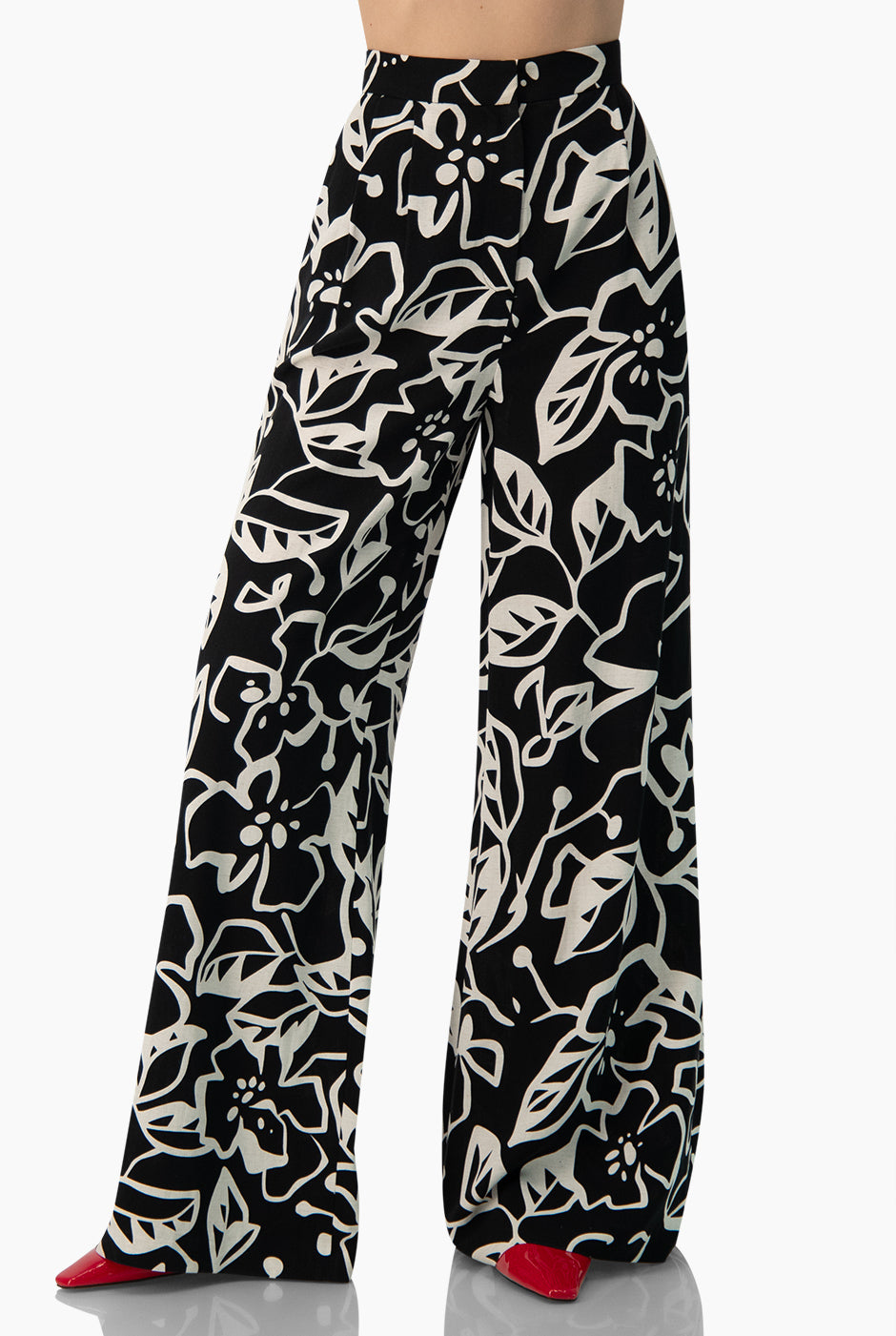 Pantalón estampado recto de color negro con pierna amplia y bolsillos laterales