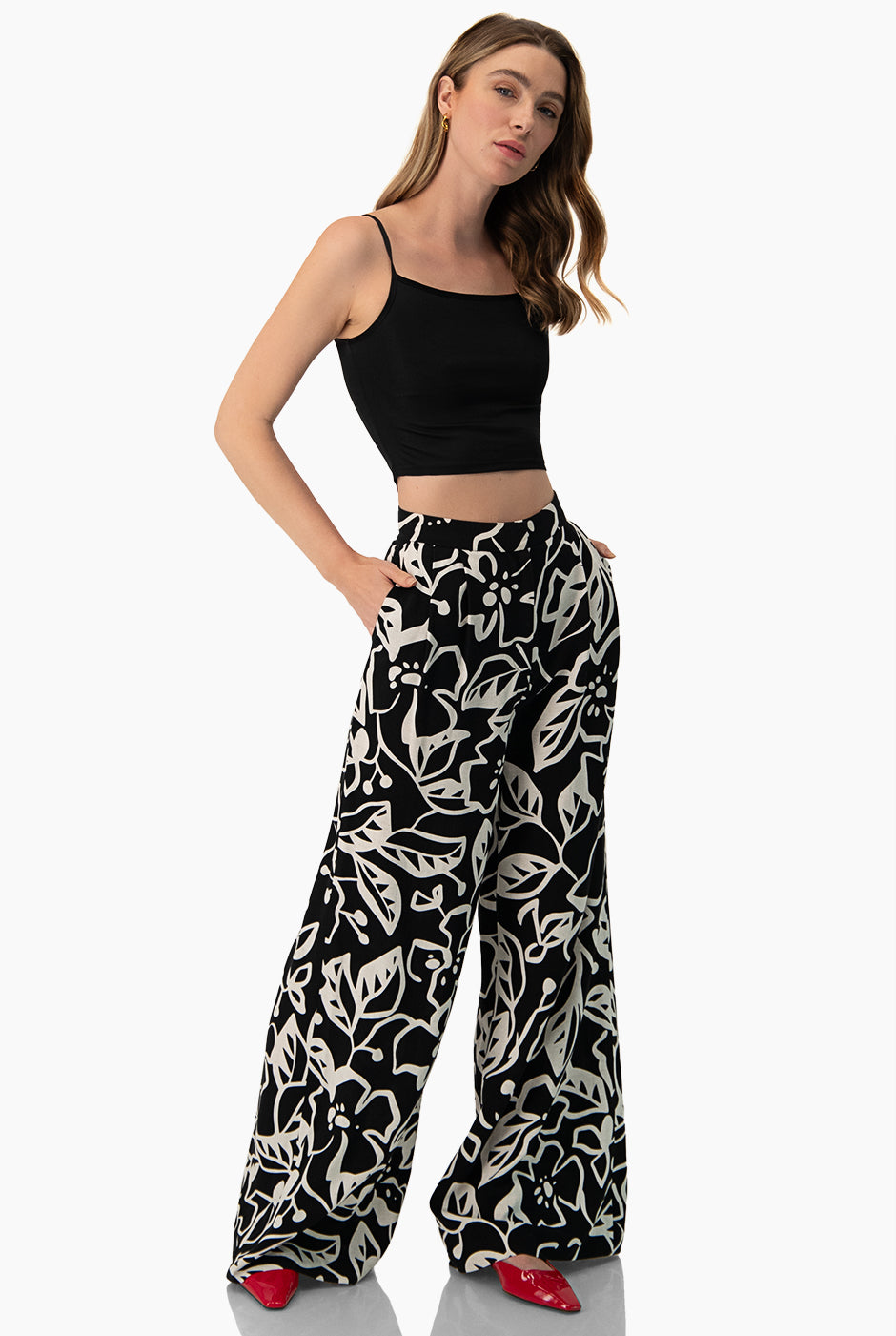 Pantalón estampado recto de color negro con pierna amplia y bolsillos laterales