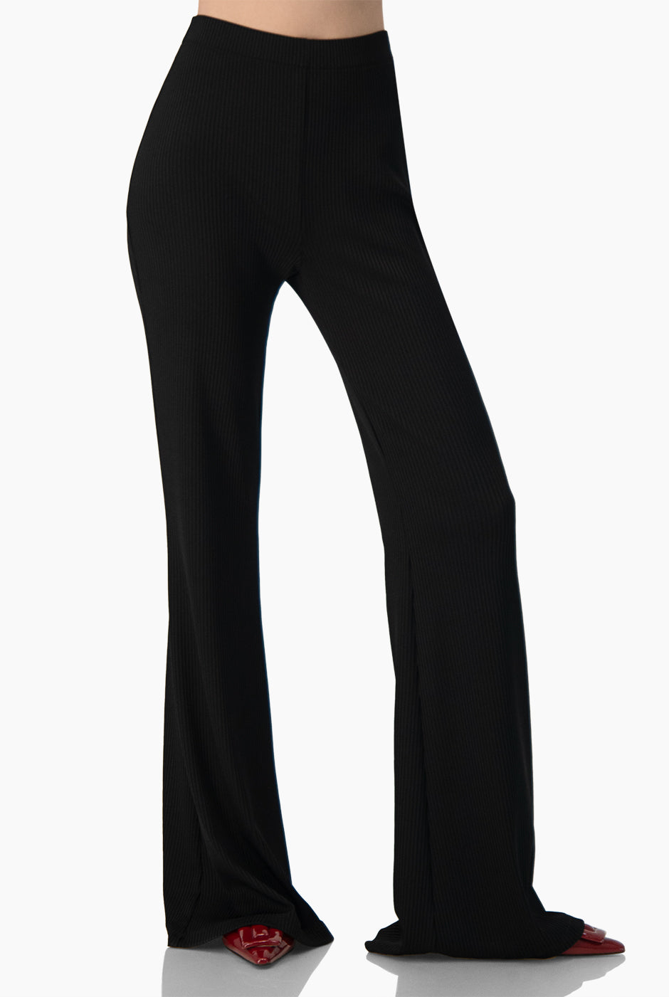 Pantalón negro semi campana con pinzas traseras, diseño elegante y moderno, material de poliéster y elastano.