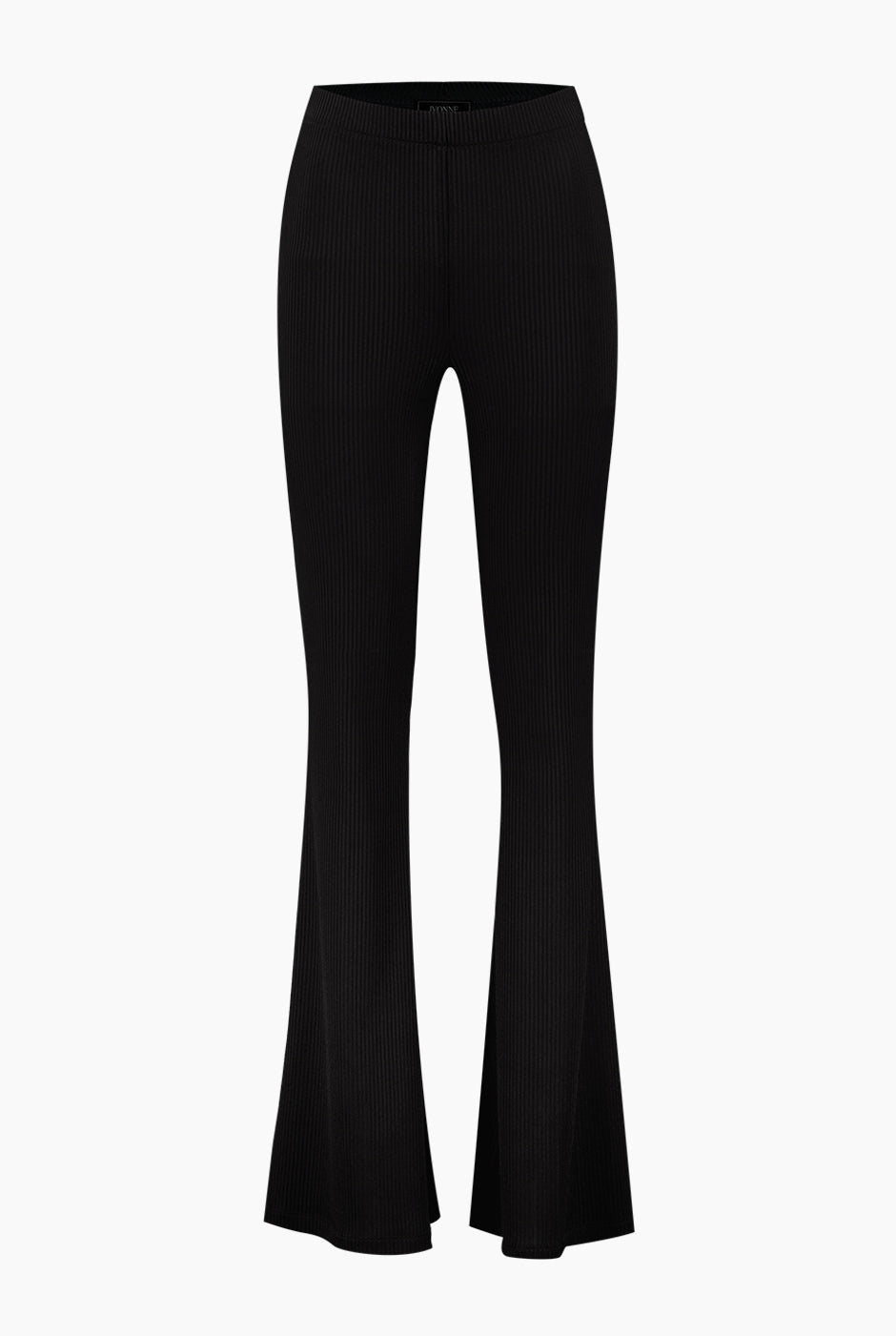 Pantalón negro semi campana con pinzas traseras, diseño elegante y moderno, material de poliéster y elastano.