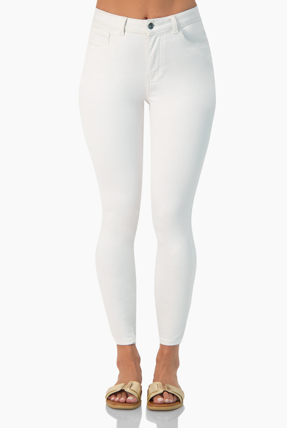 Jeans skinny blancos con bolsillos traseros de parche, ideales para un look casual moderno.