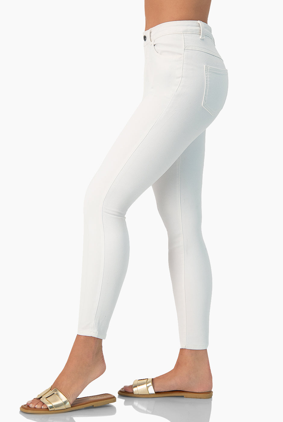 Jeans skinny blancos con bolsillos traseros de parche, ideales para un look casual moderno.