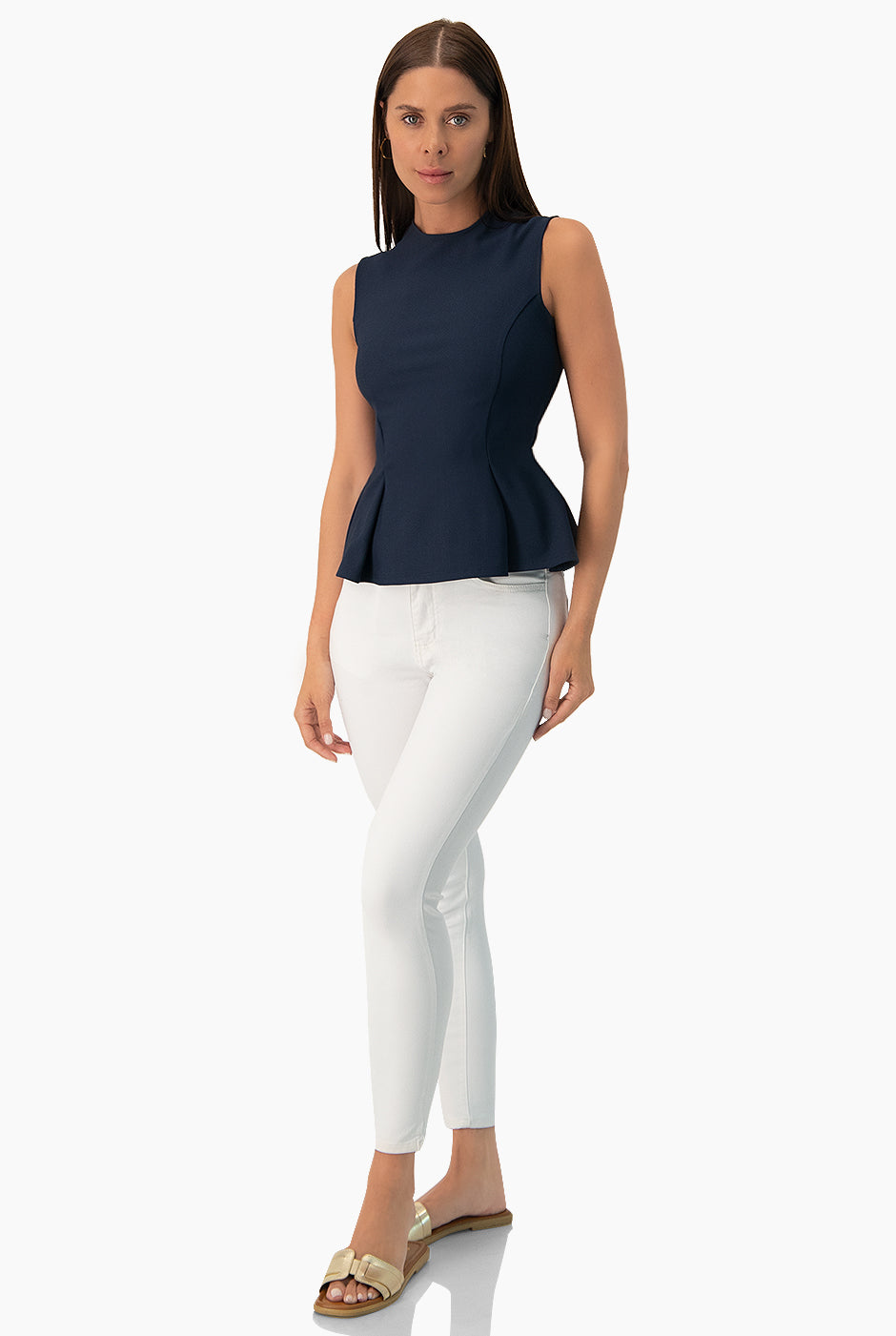 Jeans skinny blancos con bolsillos traseros de parche, ideales para un look casual moderno.