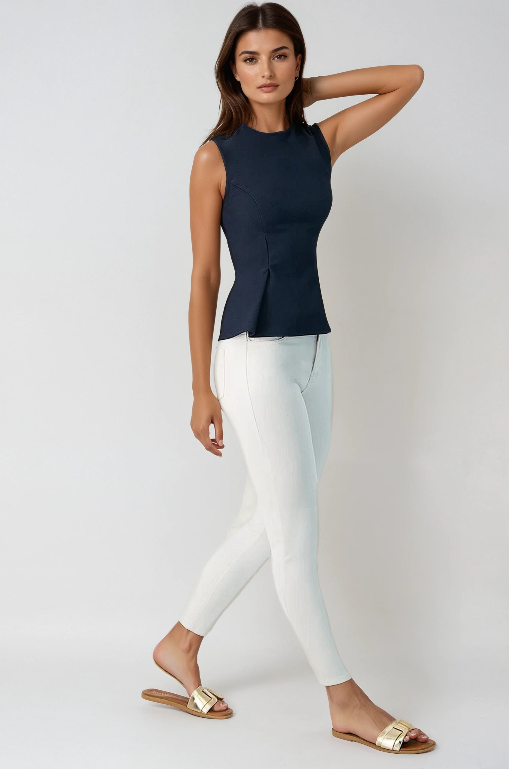 Jeans skinny blancos con bolsillos traseros de parche, ideales para un look casual moderno.