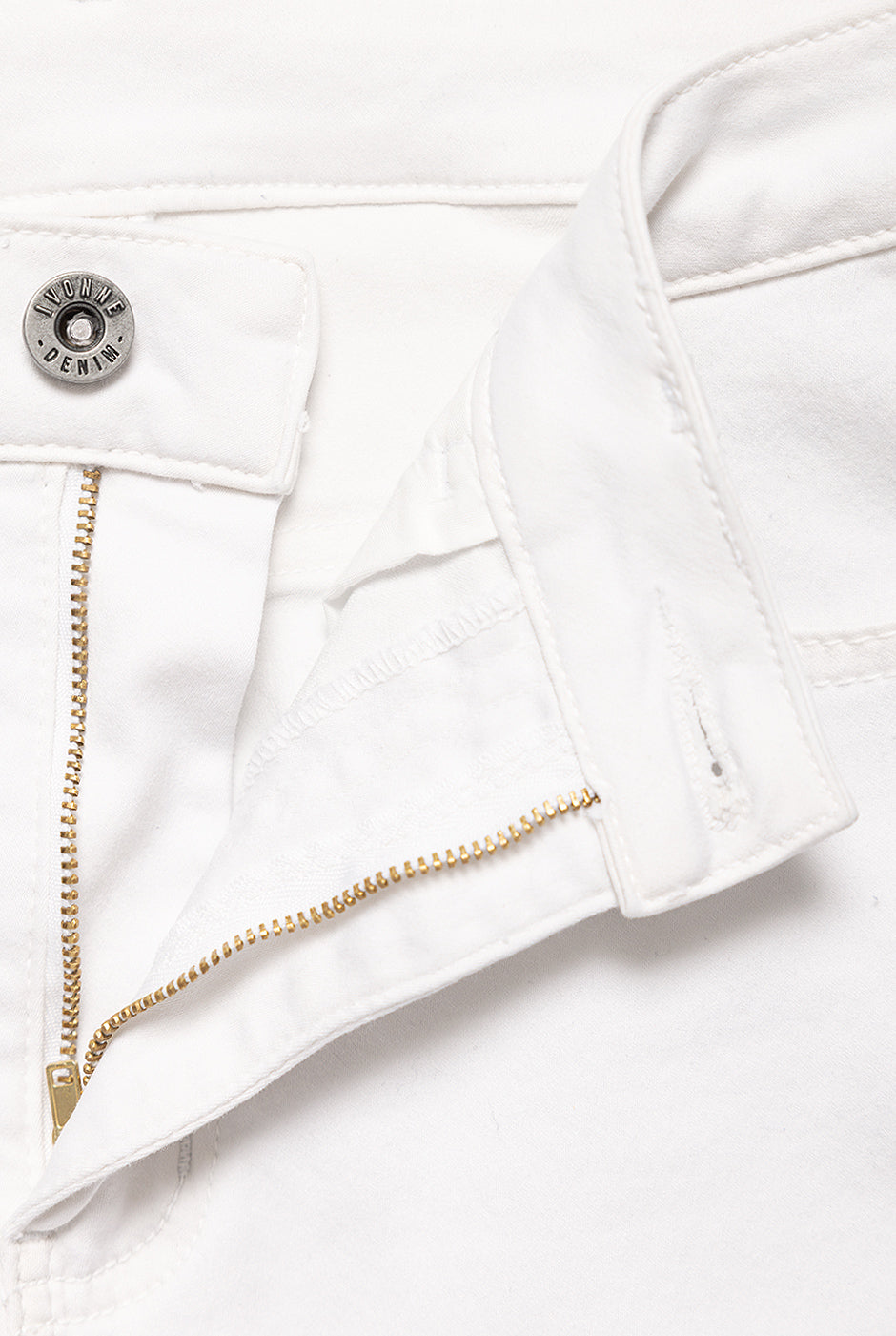 Jeans skinny blancos con bolsillos traseros de parche, ideales para un look casual moderno.