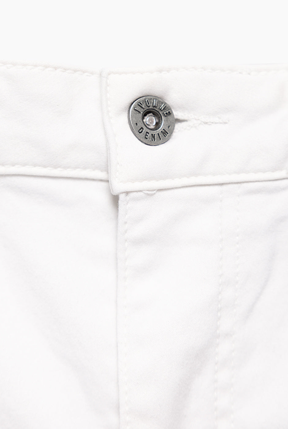 Jeans skinny blancos con bolsillos traseros de parche, ideales para un look casual moderno.